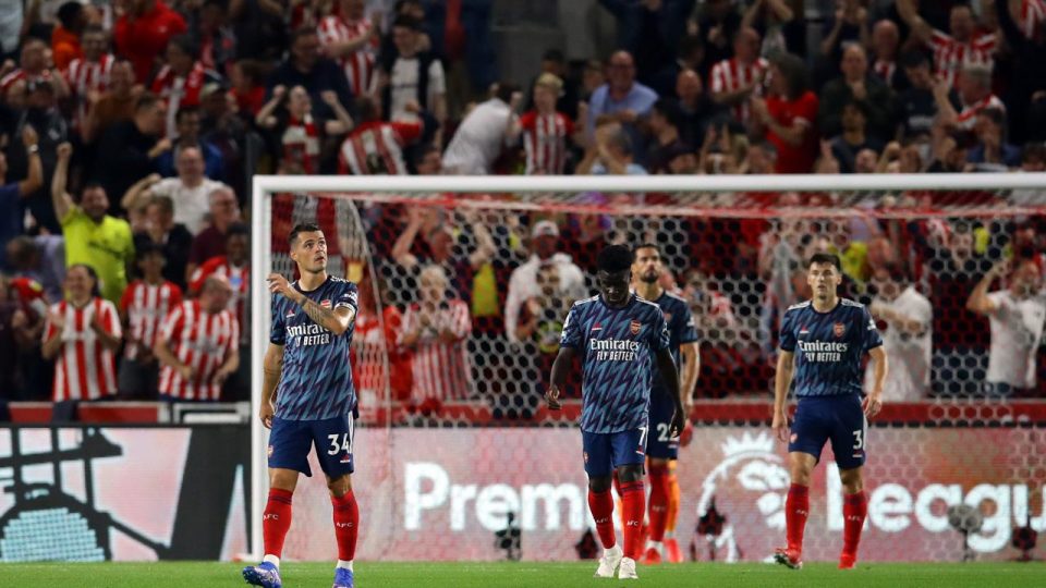 Arsenal sezona mağlubiyetle başladı