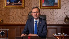 Bakan Kasapoğlu milli yüzücüleri kutladı