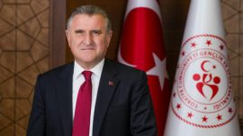 Bakan Bak, 11. kez Avrupa şampiyonu olan milli güreşçi Taha Akgül'ü tebrik etti